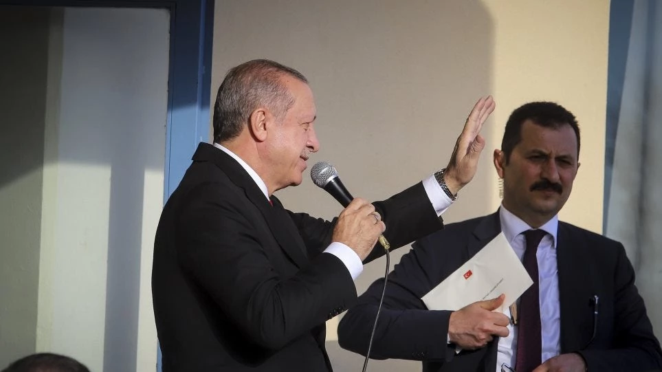 Καρέ καρέ ο Ερντογάν προσπαθεί να «κλέψει» ψήφους από κόμμα της αντιπολίτευσης (βίντεο)